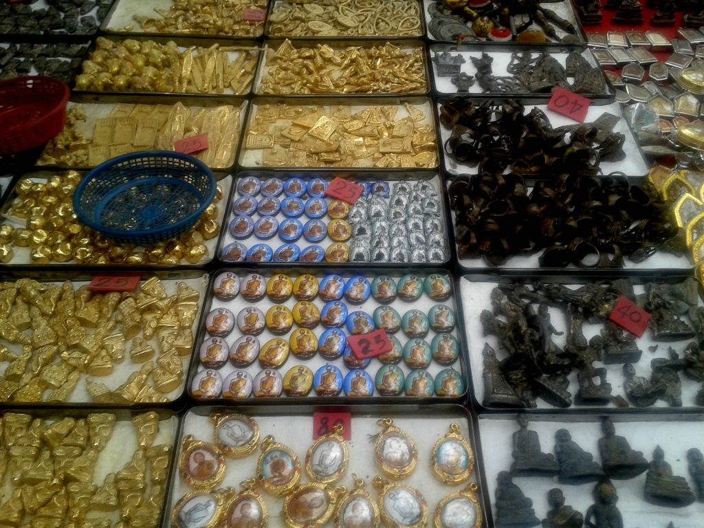 Marché-amulettes-Bangkok